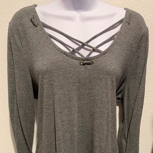 👀Grey Mudd Cross front long sleeve top!